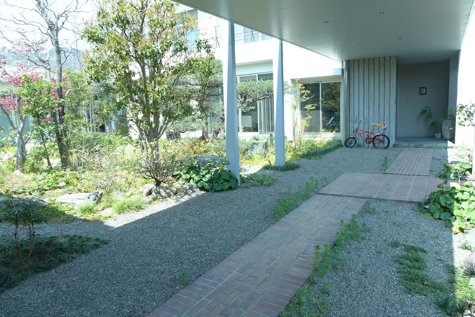 オフィスと住宅が囲む中庭改修 写真